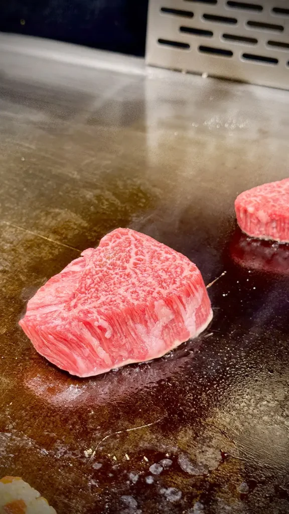 主餐使用 A5 和牛菲力「 夏多布里昂 」與黑標伊比利豬「 小何賽 」