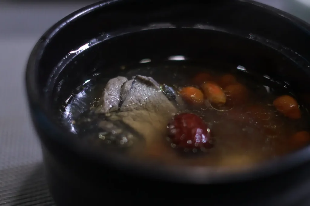 烏骨雞慢火熬煮